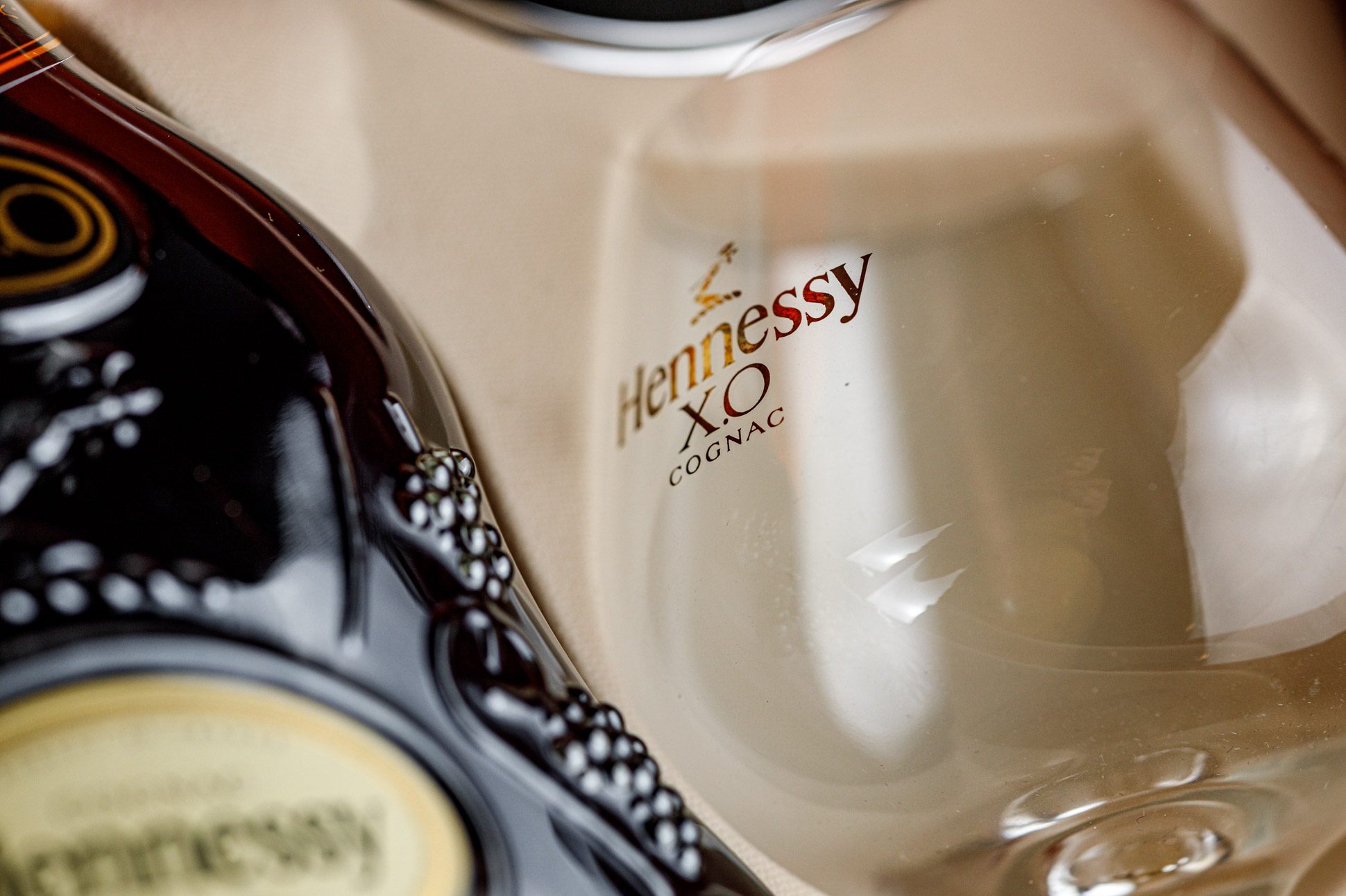 Купить коньяк Hennessy XO с двумя бокалами, цена в Москве.