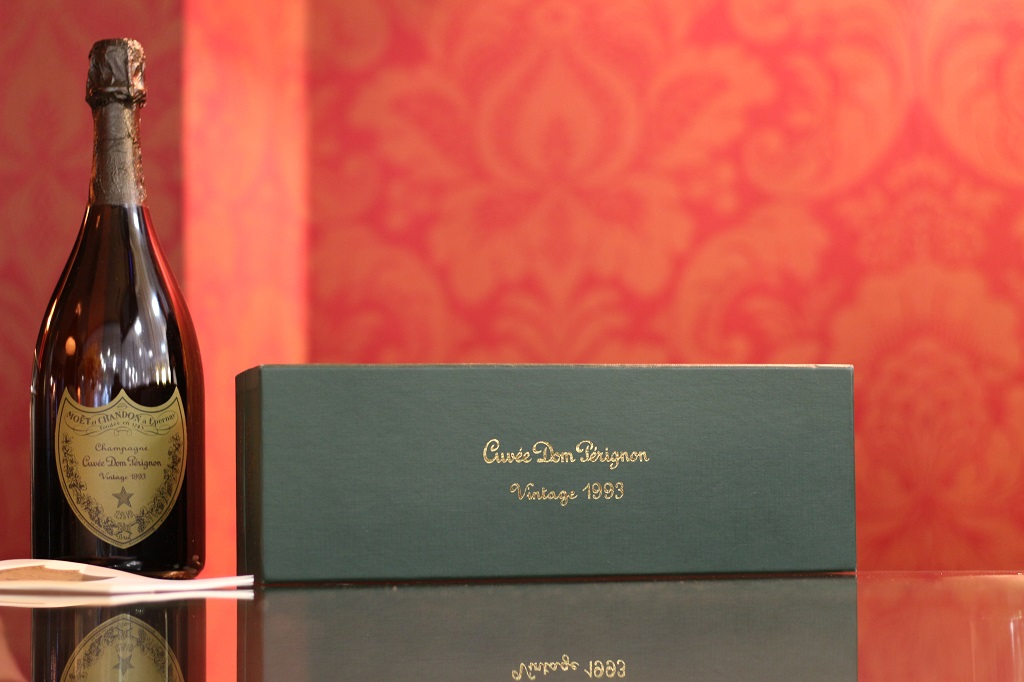 Шампанское 79 глава. Шампанское dom Perignon Vintage 1993. Шампанское за 1000 рублей. Элитный алкоголь шампанское. Шампанское за 30 000 рублей.