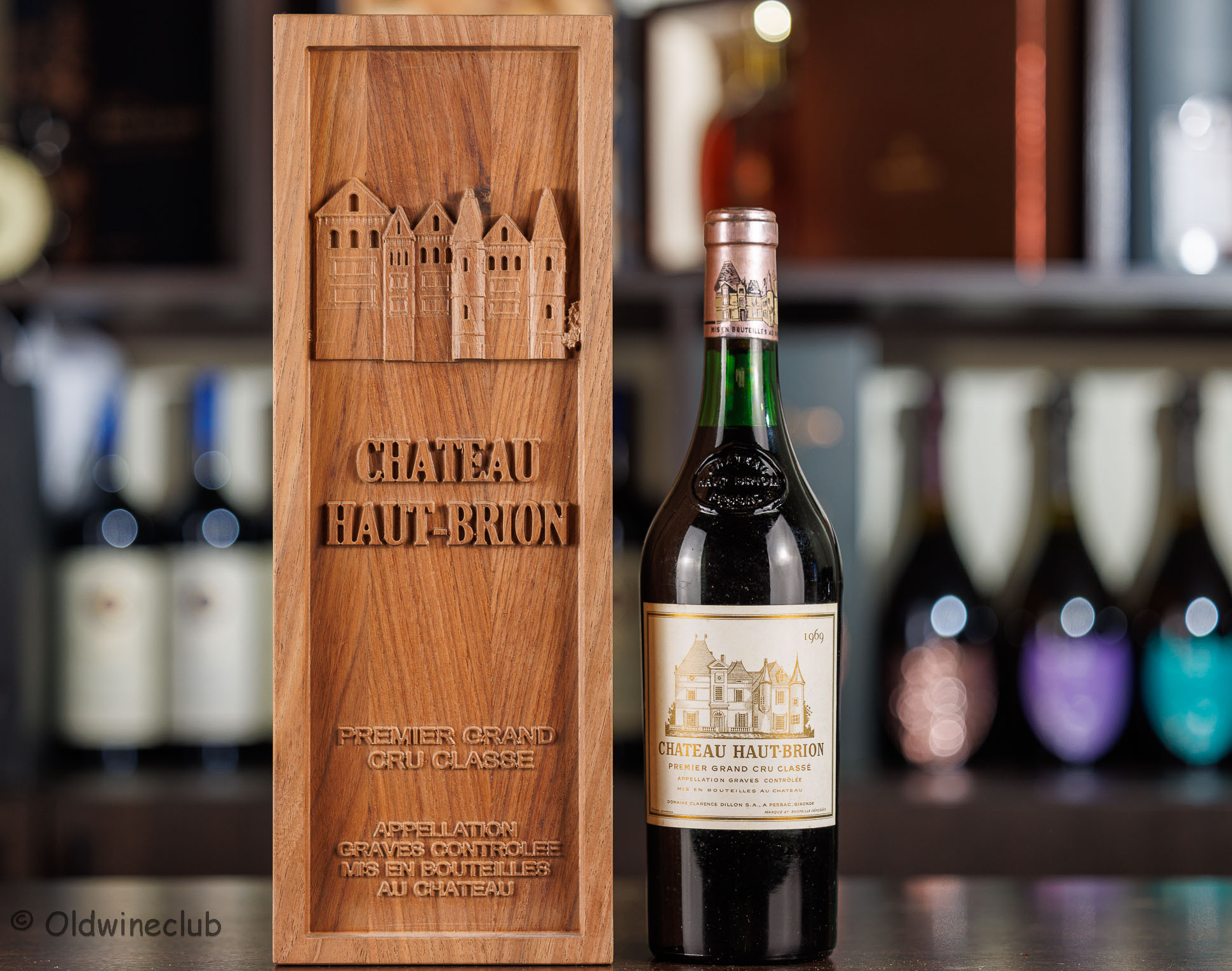Вино Chateau Haut-Brion 1969 года в коробке